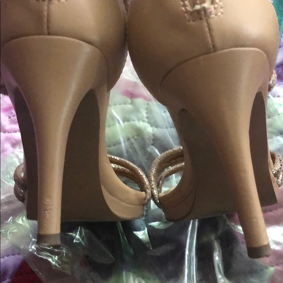 Heel shoes. Gold colour details - Picture 12 of 13